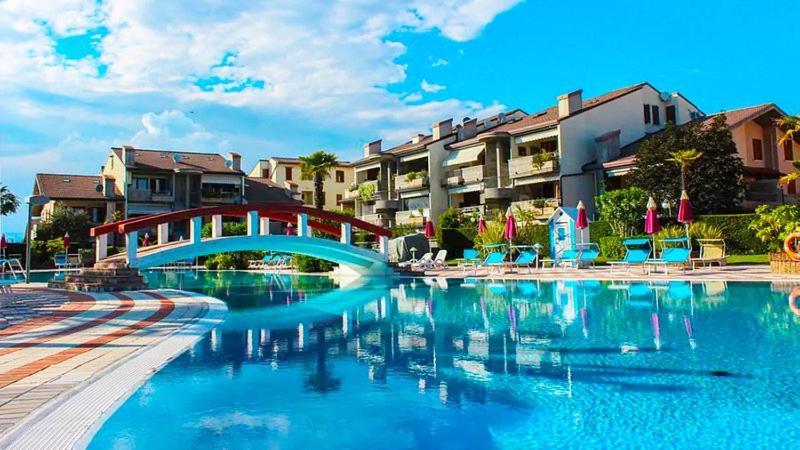 Apartment With Garden And Grill - Green Residence Sirmione Desenzano del Garda Bagian luar foto