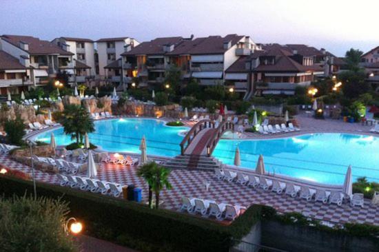 Apartment With Garden And Grill - Green Residence Sirmione Desenzano del Garda Bagian luar foto