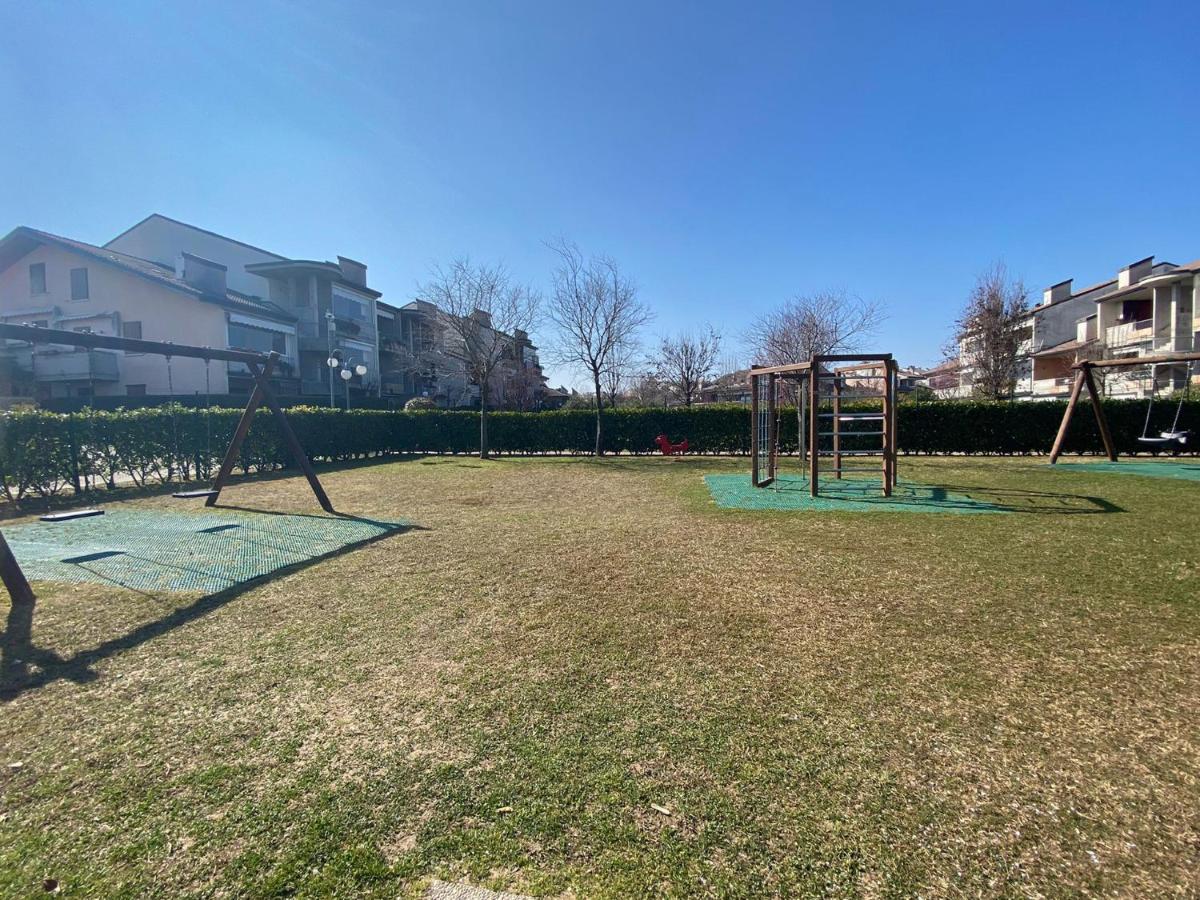 Apartment With Garden And Grill - Green Residence Sirmione Desenzano del Garda Bagian luar foto