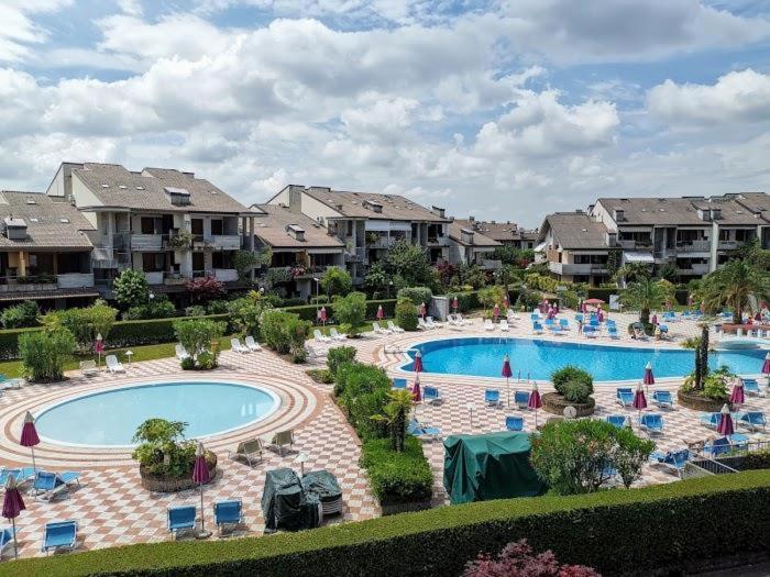 Apartment With Garden And Grill - Green Residence Sirmione Desenzano del Garda Bagian luar foto