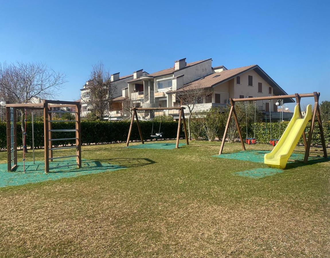 Apartment With Garden And Grill - Green Residence Sirmione Desenzano del Garda Bagian luar foto
