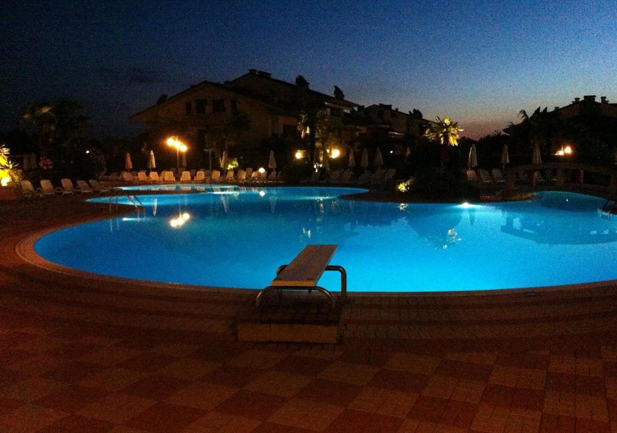Apartment With Garden And Grill - Green Residence Sirmione Desenzano del Garda Bagian luar foto