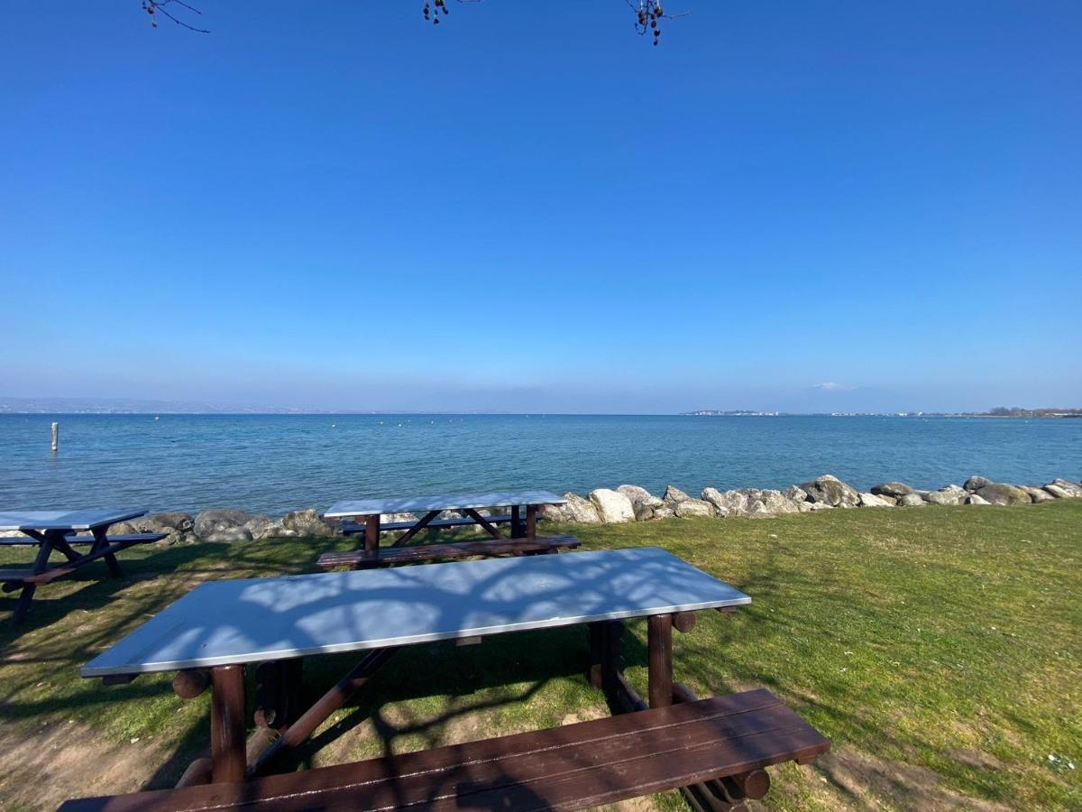 Apartment With Garden And Grill - Green Residence Sirmione Desenzano del Garda Bagian luar foto