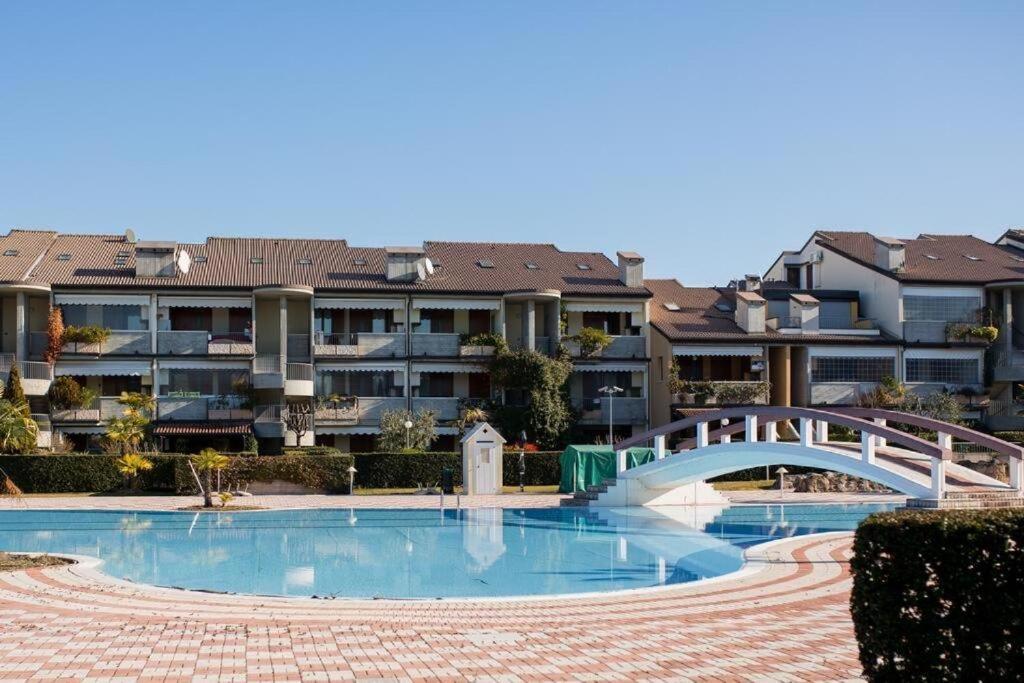 Apartment With Garden And Grill - Green Residence Sirmione Desenzano del Garda Bagian luar foto