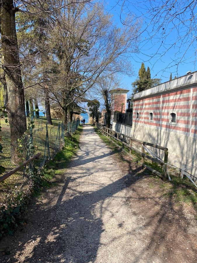 Apartment With Garden And Grill - Green Residence Sirmione Desenzano del Garda Bagian luar foto