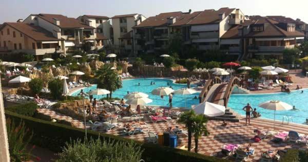 Apartment With Garden And Grill - Green Residence Sirmione Desenzano del Garda Bagian luar foto
